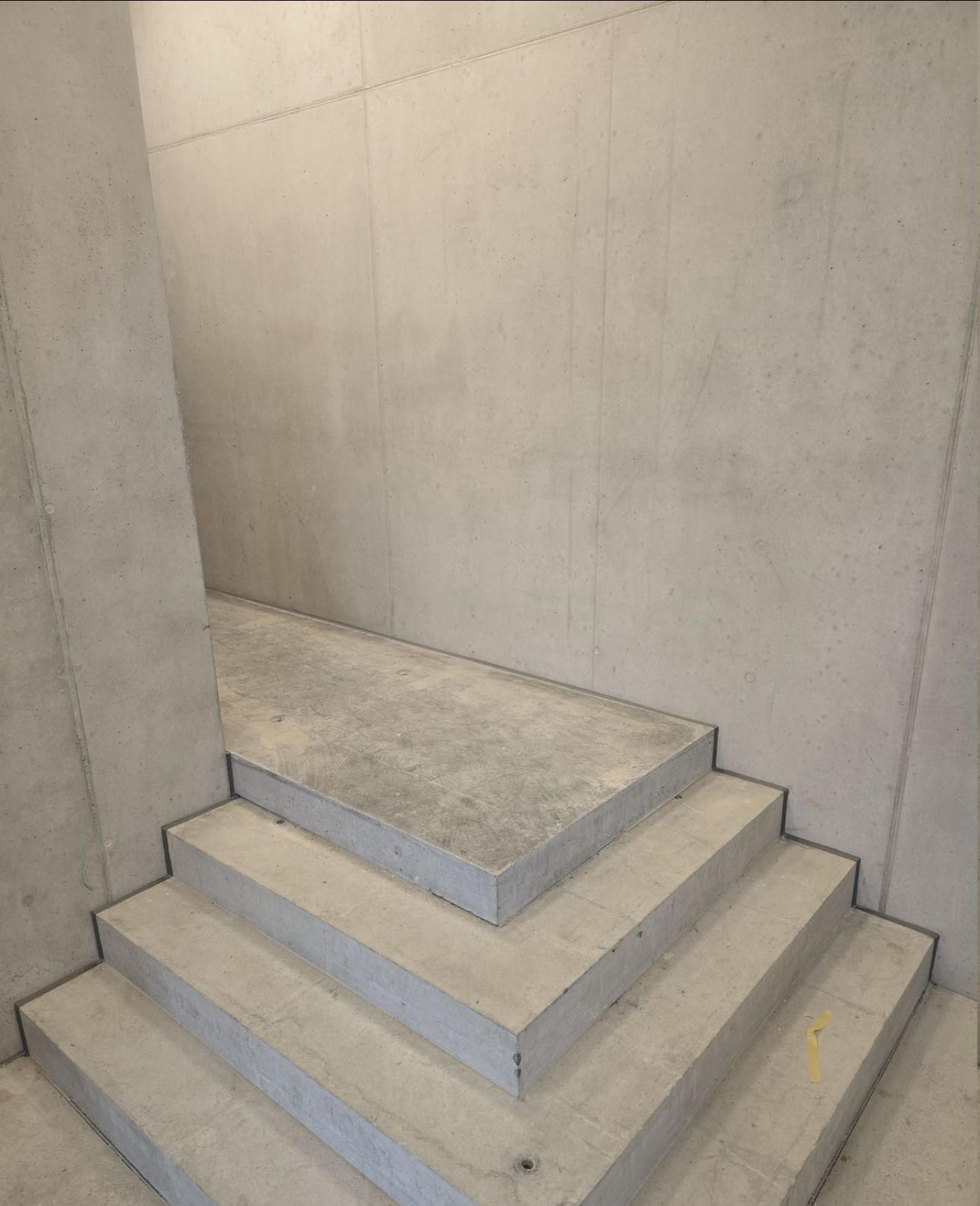 Moderner Wohnraum mit professionellen Innenrenovierungsarbeiten - Premium Materialien