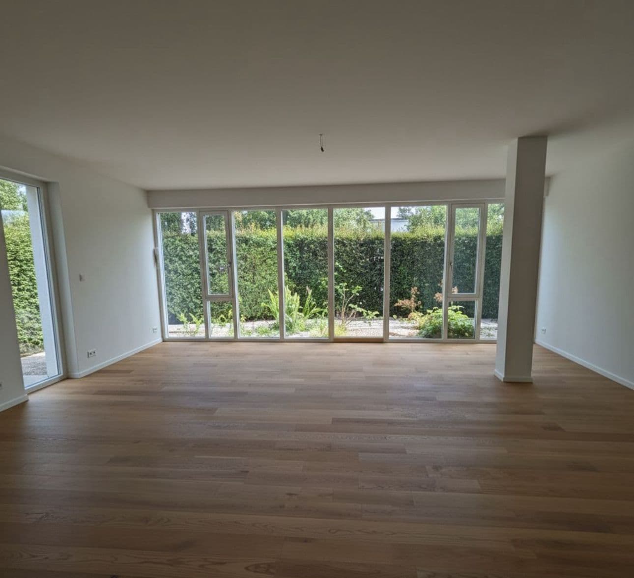 Parkettboden in hellem Wohnraum – Echtholz verlegt