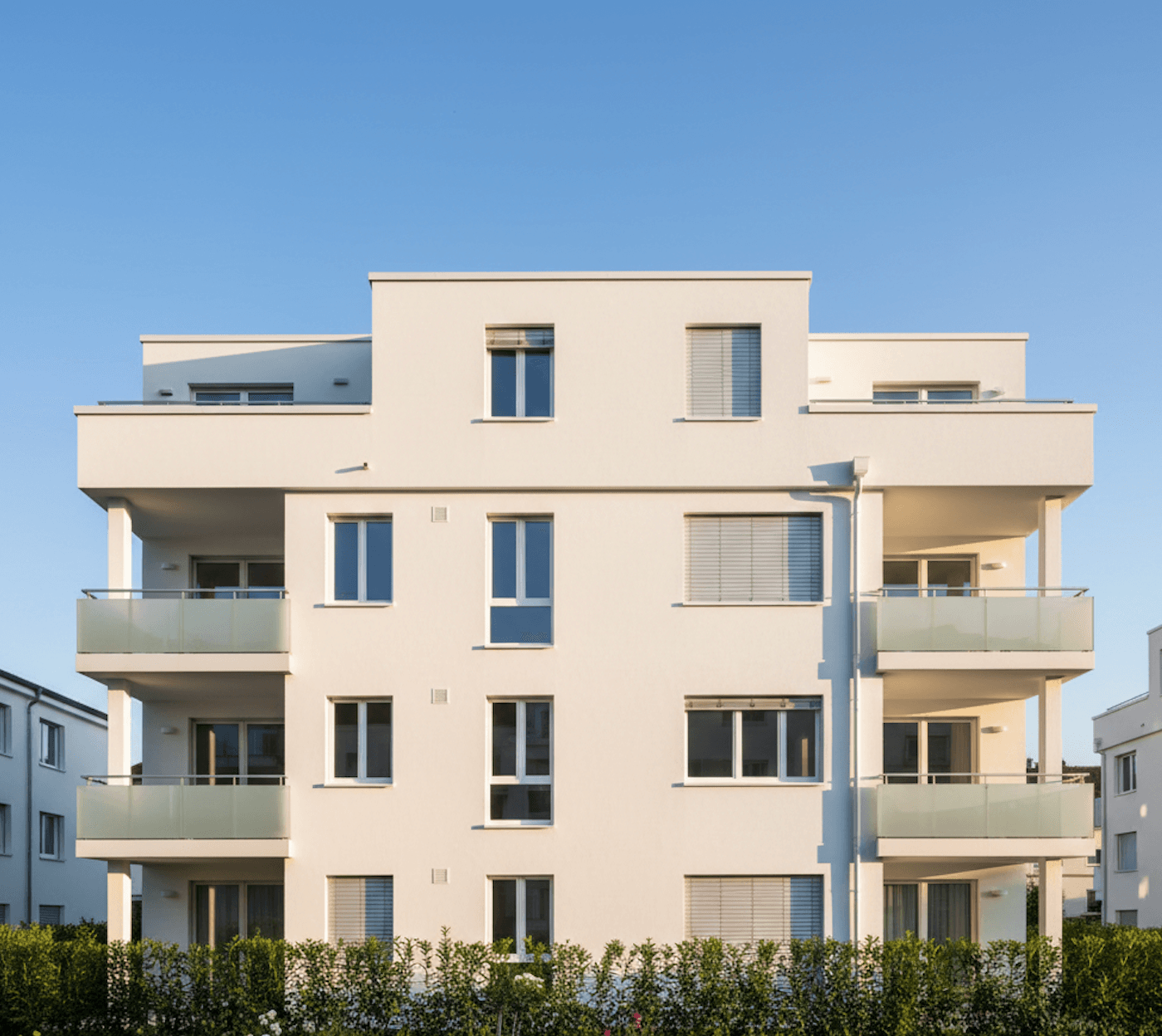 Fertig gestrichene Hausfassade mit neuem Anstrich