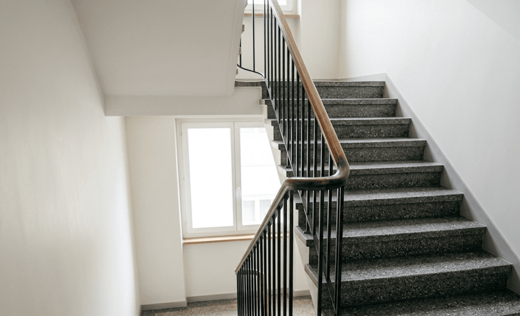 Überarbeitete Wände und Geländer im Treppenhaus